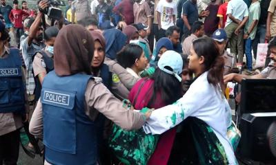 ১৪৪ ধারা অমান্য করে গ্রাফিতি আঁকার চেষ্টা, পুলিশ-শিক্ষার্থী ধস্তাধস্তি