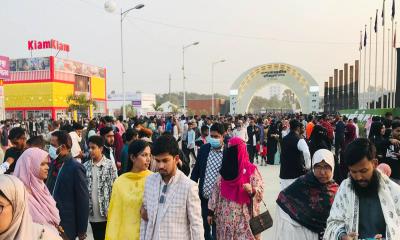 বাণিজ্য মেলার প্রথম ছুটির দিনে উপচে পড়া ভিড়