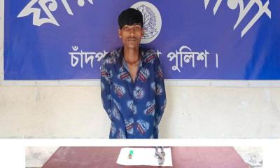 ফরিদগঞ্জে কার্তুজ ও দেশীয় অস্ত্রসহ যুবক গ্রেপ্তার