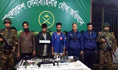 ​মাদারীপুরে সেনাবাহিনীর অভিযানে অস্ত্র ও ইয়াবাসহ আটক ৪