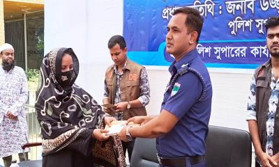 মেহেরপুরে ৮২টি মোবাইল ও লক্ষাধিক টাকা উদ্ধার, মালিকদের কাছে হস্তান্তর