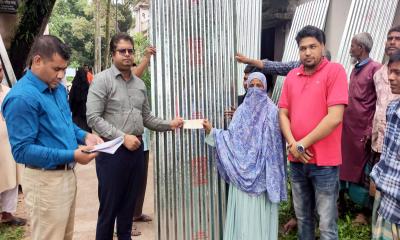 ঘাটাইলে দুর্যোগে ক্ষতিগ্রস্তদের মাঝে ঢেউটিন ও নগদ অর্থ বিতরণ