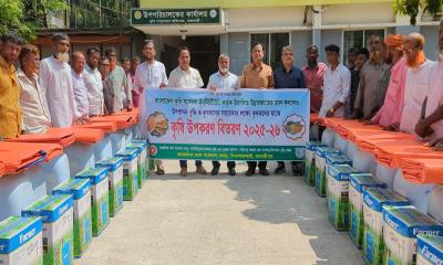 রাজবাড়ীতে মাসকালাই চাষে প্রশিক্ষণ শেষে কৃষকদের মাঝে উপকরণ বিতরণ