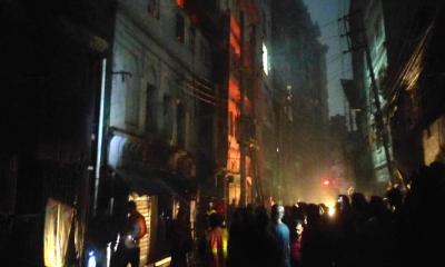 চকবাজারে ভয়াবহ আগুন, নিয়ন্ত্রণে ৭ ইউনিট