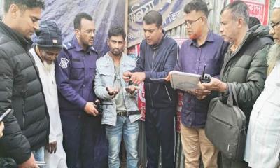 জামায়াতপন্থির বাসা থেকে ম্যাগাজিন-গুলিসহ বিদেশি পিস্তল উদ্ধার