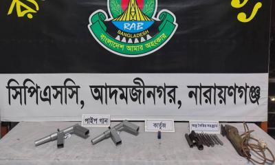আড়াইহাজারে পরিত্যক্ত ব্যাগ থেকে ২ পাইপগান ও গুলি উদ্ধার