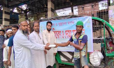 বান্দরবানে কৃষকদলের উদ্যোগে ইফতার সামগ্রী বিতরণ