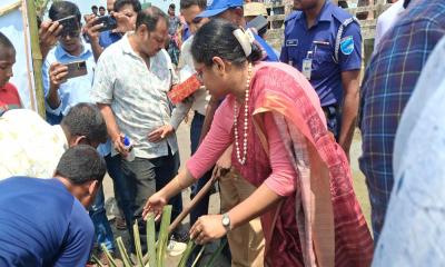 পাংশায় খাল খনন প্রকল্প পরিদর্শনে জেলা প্রশাসক