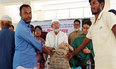সাপাহারে ২২০০ কৃষকের মাঝে বিনামূল্যে বীজ ও সার বিতরণ