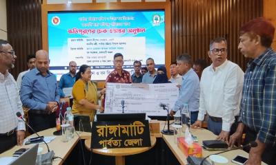 রাঙ্গামাটিতে বন্যপ্রাণী দ্বারা ক্ষতিগ্রস্ত পরিবারের মাঝে চেক হস্তান্তর