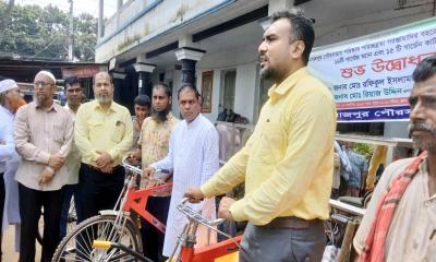 দিনাজপুর পৌরসভার নতুন গার্বেজ ভ্যানের উদ্বোধন