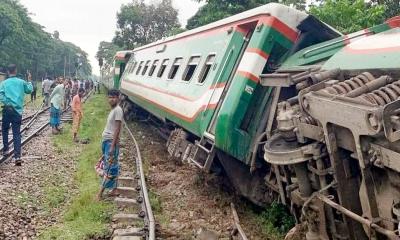 গফরগাঁওয়ে রেললাইনে নাশকতা, অগ্নিবীণা এক্সপ্রেস লাইনচ্যুত চলাচল বন্ধ 