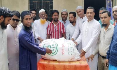 মাটিরাঙ্গায় ৩০টি এতিমখানায় ওয়াদুদ ভূইয়া ফাউন্ডেশনের ইফতার সামগ্রী বিতরণ