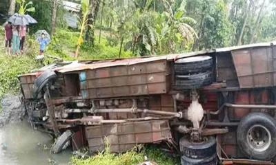 ভোলায় যাত্রীবাহী বাস নিয়ন্ত্রণ হারিয়ে খালে, আহত ১২