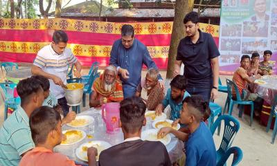 বগুড়ায় তারেক রহমানের জন্মদিনে ৫০০ অসহায়কে খাবার দিলেন মীর শাহে আলম