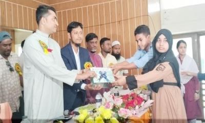 আড়াইহাজারে প্রতিভা কল্যাণ ট্রাস্টের উদ্যোগে মেধাবী শিক্ষার্থীদের মাঝে বই বিতরণ