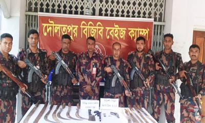বিদেশি পিস্তলসহ বিপুল অস্ত্র উদ্ধার