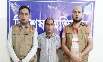 ফেনসিডিলসহ মাদক ব্যবসায়ী গ্রেপ্তার করেছে ডিবি