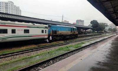ফেনীতে আটকা চট্টলা এক্সপ্রেস, ভোগান্তিতে শত শত যাত্রী