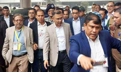 মাকে দেখতে এভারকেয়ারের পথে তারেক রহমান