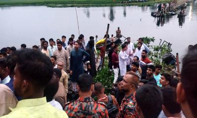 ব্রিজ ভেঙে নদীতে পড়ল শতাধিক মানুষ, দুই সহোদরসহ ৪ শিশু নিহত