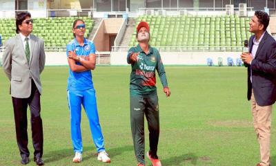 ভারতের বিপক্ষে টস হেরে ব্যাটিংয়ে জ্যোতিরা
