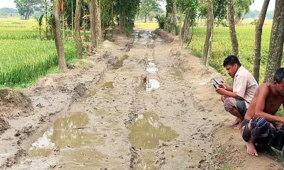 নিম্নমানের সামগ্রী ব্যবহারের প্রতিবাদে কাজ বন্ধ, উধাও ঠিকাদার: ভোগান্তিতে ৫ গ্রাম