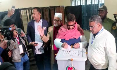 নাটোরে উৎসবমুখর পরিবেশে নাটোরের চার আসনে ভোটগ্রহণ চলছে, মাঠে কঠোর নিরাপত্তা