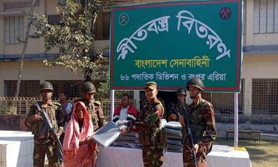 দেবীগঞ্জে কনকনে শীতে অসহায় মানুষের পাশে বাংলাদেশ সেনাবাহিনী