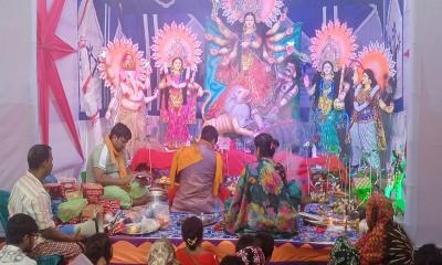 সাভারে জাঁকজমকপূর্ণভাবে পালিত হচ্ছে দুর্গা উৎসব