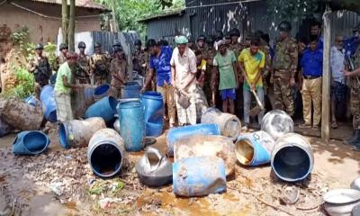 কালিয়াকৈরে যৌথবাহিনীর অভিযানে ধ্বংস চোলাই মদের সরঞ্জাম, নারীসহ গ্রেপ্তার ৬