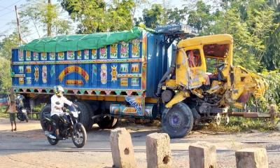 যশোরে ট্রাক রেললাইনে উঠে দুর্ঘটনা, আহত চালক
