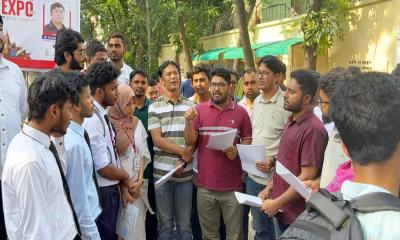 জুলাই সনদ বাস্তবায়নে বিএনপি অঙ্গীকারবদ্ধ, জবিতে ছাত্রদলের লিফলেট বিতরণ