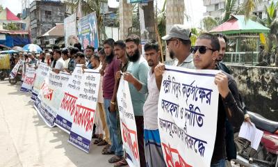 পাথরঘাটায় নিরবিচ্ছিন্ন বিদ্যুতের দাবিতে মানববন্ধন
