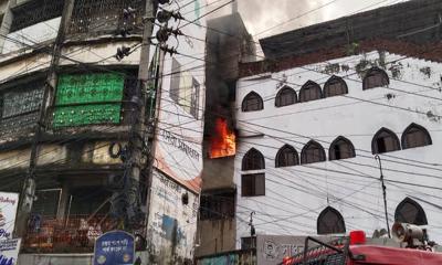 গুলিস্তানে জুতার গুদামে আগুন