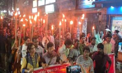 ইউনূস সরকারের বাণিজ্য চুক্তির প্রতিবাদে ঢাবিতে মশাল মিছিল