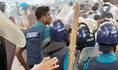 শাহবাগে প্রাথমিক শিক্ষকদের ওপর পুলিশের লাঠিচার্জে আহত ১২০