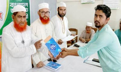 চাঁদপুরে জুলাই বিপ্লবে শহীদ ১০ পরিবারকে জামায়াতের অর্থ সহায়তা