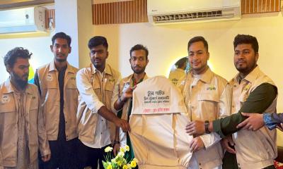 রাঙামাটিতে ট্যুর গাইডদের ভেস্ট দিলেন হাবীব আজম