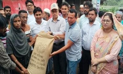 ঝালকাঠিতে অগ্নিকাণ্ডে ক্ষতিগ্রস্ত ১৬ পরিবারকে জেলা প্রশাসনের সহায়তা