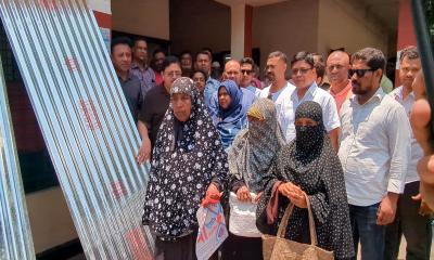 মাগুরায় দুর্যোগে ক্ষতিগ্রস্ত ৬১ পরিবার পেল ঢেউটিন ও নগদ সহায়তা