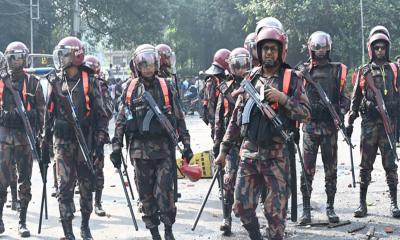 ‘লকডাউন’ ঠেকাতে কঠোর অবস্থানে সরকার: তৎপর আইনশৃঙ্খলা বাহিনী