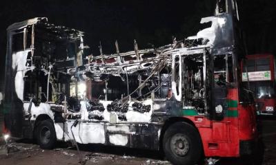নোয়াখালীতে গভীর রাতে বিআরটিসির ২ বাসে আগুন