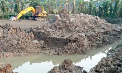 বাগাতিপাড়ায় অবৈধ মাটি কাটায় নীরব প্রশাসন, ক্ষুব্ধ কৃষক