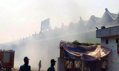 ২১ ঘণ্টা পরও ধ্বংসস্তূপ থেকে উড়ছে ধোঁয়া 