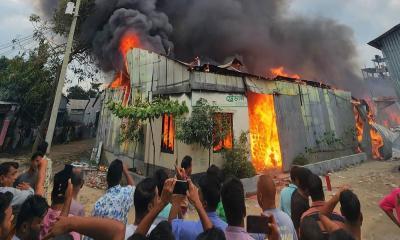কোনাবাড়িতে ঝুটের গোডাউনে ভয়াবহ আগুন