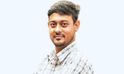 নাসীরুদ্দীন পাটওয়ারীর ওপর হামলা, ডিম নিক্ষেপ