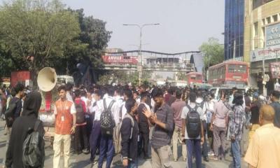অবরোধ ছাড়লেন তেজগাঁও কলেজের শিক্ষার্থীরা, ফার্মগেটে যান চলাচল স্বাভাবিক 