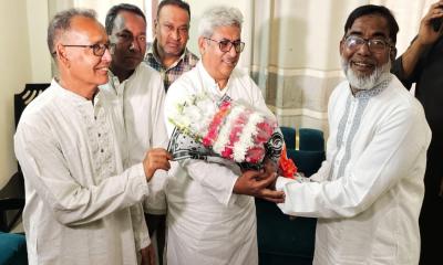 বিএনপির বিজয়ী প্রার্থীকে ফুল দিয়ে অভিনন্দন জানালেন জামায়াতের প্রার্থী
