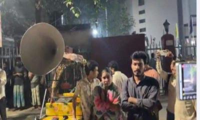 শাহবাগ থানার সামনে বাজানো হচ্ছে ৭ মার্চের ভাষণ